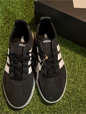 adidas kids Barredas Black & White Sneakers size 6 boys